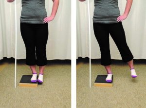 Side Kick: Paciente em pé realiza abdução ativa do quadril até 30º (enquanto mantém rotação interna do quadril), segura o movimento por 3 segundos e depois retorna para a posição inicial (atentar para estabilidade da pelve durante o exercício).